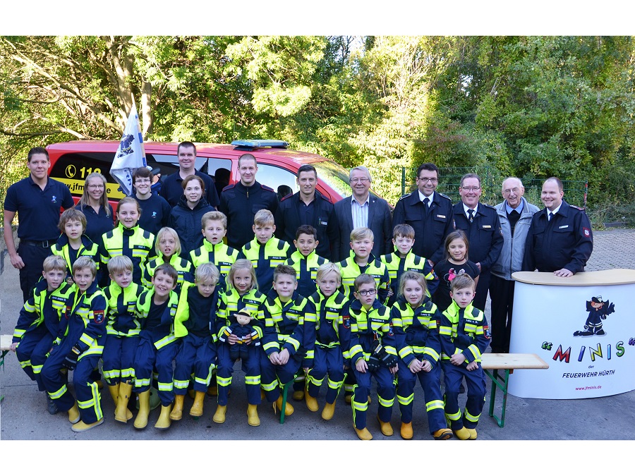 Die offizielle Übergabe erfolgte durch den 1.stellv. Bürgermeister Peter Prinz und den Leiter der Feuerwehr Hürth Michael Mund sowie den Stadtkinderfeuerwehrwart Uli Tesch. Anschließend wurde das Fahrzeug von Pfarrer Rudolph Kusch und Pfarrer Holger Reiprich gesegnet. Foto: Pütz Freude kam auf bei den Mitgliedern der Mini-Feuerwehr über die Anschaffung eines Transportfahrzeugs. Pastor Rudolf Kusch und der Notfallseelsorger und Leiter des Hürther PSU-Teams, Pfarrer Holger Reiprich, hatten das Fahrzeug für die freiwillige Mini-Feuerwehr im Beisein vom Ersten stellvertretenden Bürgermeister Peter Prinz und Feuerwehrchef Michael Mund eingesegnet. Foto: Pütz