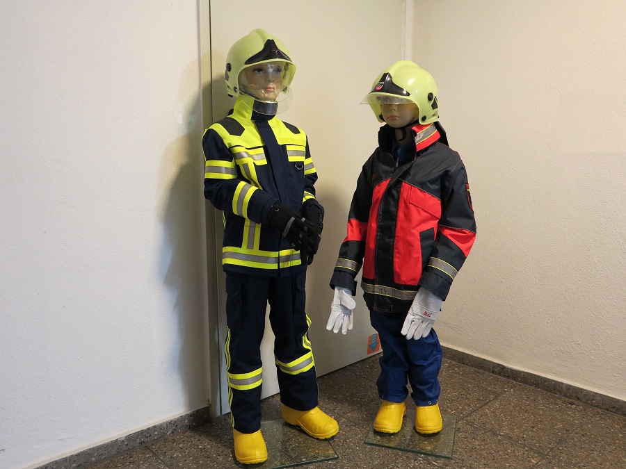 Die alte Uniform und die neue Uniform im Vergleich